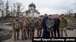 Віталій Титич разом з колегами біля пошкодженої церкви XVII століття на Харківщині