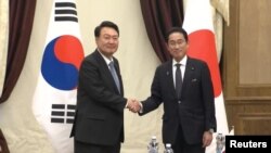 윤석열 한국 대통령과 기시다 후미오 일본 총리가 12일 나토 정상회의가 열린 리투아니아 빌뉴스에서 양자회담을 했다.