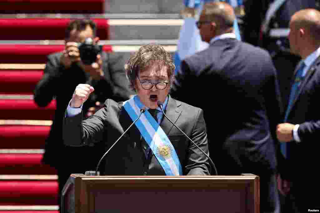 "El camino hacia la reconstrucción del país ha comenzado": dijo Javier Milei tras asumir como presidente de Argentina, el domingo 10 de diciembre de 2023. Dijo también que sus antecesores dejaron al país sin fondos.