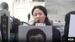 이한별 씨가 7일 미국 의회 연방의사당 앞에서 열린 탈북민 강제북송 반대 집회 중 발언하고 있다.