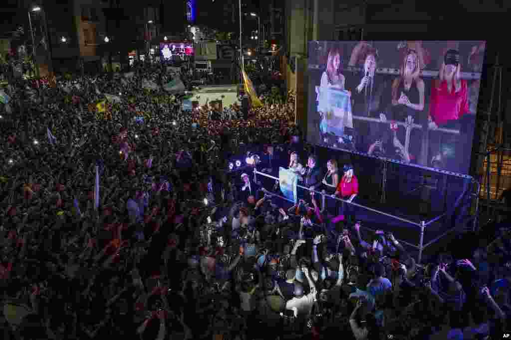 El presidente electo de Argentina, Javier Milei, habla con sus partidarios fuera de su sede de campaña después de ganar la segunda vuelta de las elecciones. En Buenos Aires, el domingo 19 de noviembre de 2023. 