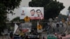 Masyarakat berjalan melewati baliho Menteri Pertahanan dan calon Presiden Prabowo Subianto dan pasangannya Gibran Rakabuming Raka di Jakarta, 12 Januari 2024. (Foto: REUTERS/Willy Kurniawan)