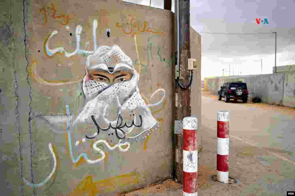 Un grafiti de Little Gaza muestra a lo que parece im hombre con tocado a la usanza árabe, el 27 de noviembre de 2023. 