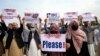 Sejumlah pengungsi asal Afghanistan memprotes penundaan persetujuan yang dikeluarkan pemerintah AS dalam sebuah aksi di Islamabad, Pakistan, pada 26 Februari 2023. (Foto: AP/Rahmat Gul)