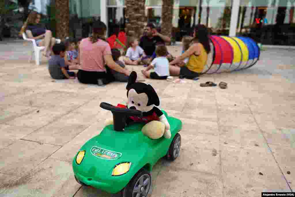 Un grupo de niños del kibutz Be'eri juegan con sus maestros en los jardindes del hotel David Dead Sea, en el Mar Muerto, donde se encuentran evacuados con sus familias.