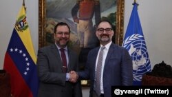 El canciller de Venezuela, Yvan Gil, junto al Relator Especial de la ONU sobre el derecho a la alimentación, Michael Fakhri, en Caracas.