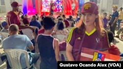Antonieta Alvarado, una venezolana fanática de su selección nacional de fútbol, posa en la Plaza de la República en Maracaibo, el domingo 30 de junio de 2024.