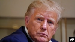 Mantan Presiden Donald Trump di Bandara Regional Waco, di Waco, Texas, 25 Maret 2023. (Foto: AP)