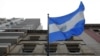 La bandera nacional salvadoreña ondea en los exteriores del Consulado General de El Salvador en Manhattan, Nueva York.