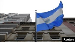 La bandera nacional salvadoreña ondea en los exteriores del Consulado General de El Salvador en Manhattan, Nueva York.