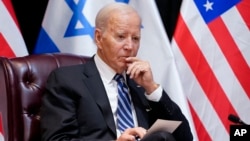 ARCHIVO - El presidente de Estados Unidos, Joe Biden, escucha mientras él y el primer ministro israelí, Benjamin Netanyahu, participan en una reunión bilateral ampliada con funcionarios de los gobiernos israelí y estadounidense el 18 de octubre de 2023, en Tel Aviv.