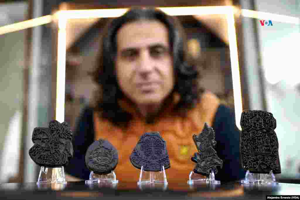 Sellos de madera originales que llevan siglos en la familia Razzouk y que hoy custodia celosamente Wassim, miembro de la generación 27 y actual dueño de Razzouk Tattoo. 