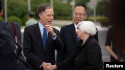 La secretaria del Tesoro de EEUU, Janet Yellen, habla con el Embajador de EEUU en China, Nicholas Burns, mientras Yang Yingming, Director General del Departamento de Relaciones Económicas Internacionales del Ministerio de Finanzas de China, observa después de llegar al Aeropuerto Internacional de Beijing, China, el jueves. 6 de julio de 2023. Mark Schiefelbein/Pool vía REUTERS