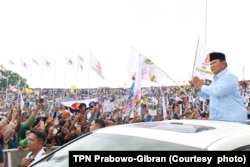 Capres Prabowo Subianto menyapa para pendukungnya saat tiba di Stadion Deltras, Sidoarjo, Jawa Timur untuk kampanye “Pesta Rakyat Wis Wayahe Prabowo-Gibran”, Jumat, 9 Februari 2024. (Foto: TPN Prabowo-Gibran)