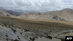 གློ་སྨོན་ཐང་གི་རི་ཁྲོད་དུ་