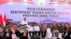 Menghadiri acara penyerahan sertifikat tanah untuk rakyat yang digelar di Gelanggang Olah Raga (GOR) Delta, Kabupaten Sidoarjo, Jawa Timur, 28 Desember 2023. (Twitter/jokowi)