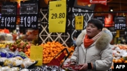 资料照片：一名顾客在中国东部安徽省阜阳市的一家超市选购蔬菜和水果。(2024 年2月8日)