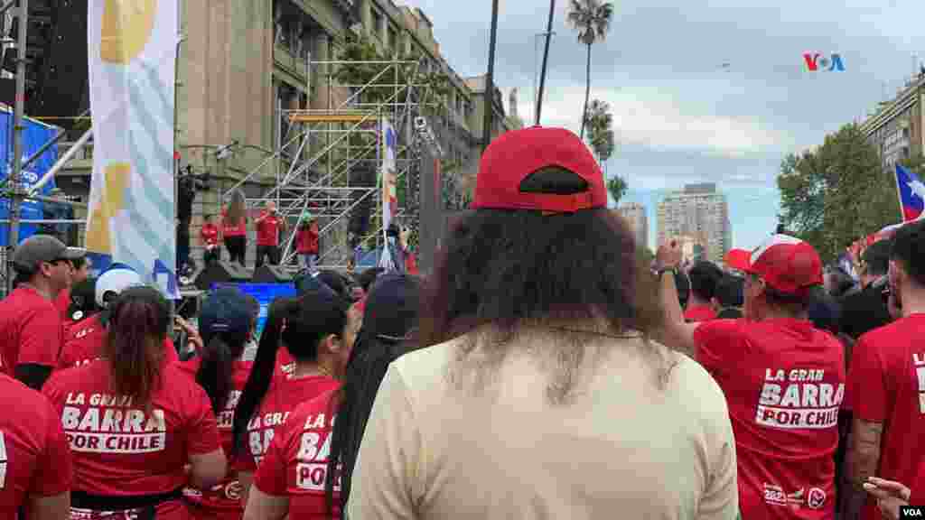 En la maratón de Santiago de Chile del año 2022 recorrió por primera vez 42 kilómetros caracterizando al mítico personaje de la película estadounidense por la que el actor Tom Hanks se ganó un Oscar por la interpretación de Forrest Gump.