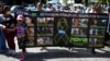 Un cartel denuncia "más de 80 víctimas durante el régimen de Bukele", en una protesta para exigir la liberación de familiares detenidos durante el estado de emergencia del gobierno para frenar la violencia de las pandillas, en San Salvador, El Salvador, 16 de noviembre de 2022.
