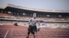 Un danseur divertit le public au Stade des Martyrs à Kinshasa le 28 juillet 2023