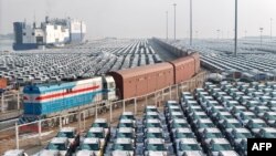 中国山东省烟台港口等待装船出口海外的汽车。（2024年1月2日）