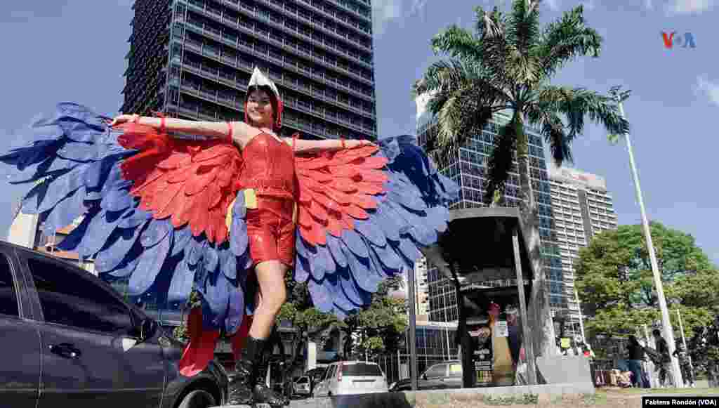 Las guacamayas también estuvieron representadas en muchos de los disfraces, como el de Sofía Molero.