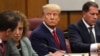 El expresidente Donald Trump llega a la Torre Trump en Nueva York, el lunes 3 de abril de 2023. Se espera que Trump sea fichado y procesado al día siguiente por cargos derivados de pagos de dinero secreto durante su campaña de 2016. (Foto AP/Bryan Woolston)