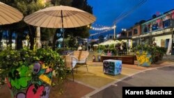 Bares y restaurante a cielo abierto en el Distrito Artístico San Felipe, en Bogotá.