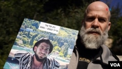 Lior Tel Zur posa con la foto de su hijo de 22 años asesinado por Hamás durante el ataque a Israel, el pasado 7 de octubre.
