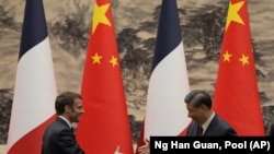 El presidente francés Emmanuel Macron (i) con el presidente chino Xi Jinping en Beijing el 6 de abril de 2023. (Foto AP /Ng Han Guan, Pool, File)