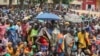 Deslocados da província de Cabo Delgado reúnem-se para receber ajuda humanitária do Programa Alimentar Mundial (PAM) na Escola Tribuna 21 de abril, na vila de Namapa, distrito de Erati, em Nampula, Moçambique, a 27 de fevereiro de 2024
