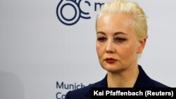 Julija Navalnaja na bezbednosnoj konferenciji u Minhenu, 16. februar 2024. (REUTERS/Kai Pfaffenbach)