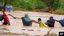 "Tant que la planète continuera à se réchauffer, de fortes précipitations comme celles-ci seront plus fréquentes en Afrique de l’Est", estiment les chercheurs du WWA.