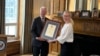 La periodista Jessikka Aro recibe el premio Ambassador Hickey Woman of Courage en la Embajada de Estados Unidos en Finlandia en esta imagen de X publicada el 7 de junio de 2024.