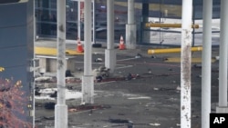 Se observan los escombros esparcidos dentro de la plaza de aduanas en el cruce fronterizo del Puente Rainbow, el miércoles 22 de noviembre de 2023, en Niagara Falls, Nueva York.