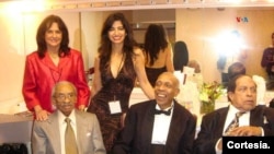Viviam María López (segunda de pie a la derecha) junto a su madre Gloria Guzmán. Debajo, los insigines músicos cubanos Generoso Jiménez (izq.), Bebo Valdés (centro) y Israel López "Cachao", para un concierto celebrado en Miami, en 2006. [Foto: Cortesía de la entrevistada].