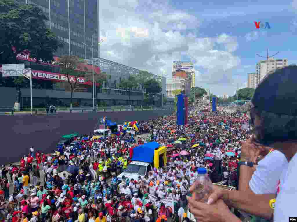 Partidarios del gobierno de Venezuela al igual que la oposición salieron a las calles en muestra de apoyo, marcando el inicio oficial a la campaña para las elecciones presidenciales.