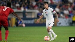 Alejandro Zendejas de Estados Unidos (7) conduce el balón durante la segunda mitad de un partido de fútbol de la Copa Oro de CONCACAF contra St. Kitts & Nevis, el 28 de junio de 2023 en St. Louis. 