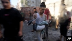 Palestinos evacuan a los sobrevivientes después de los ataques aéreos israelíes contra edificios en Deir al Balah, Franja de Gaza, el 7 de noviembre de 2023.