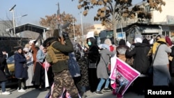 Taqiq va bosimga qaramay Afg'oniston xotin-qizlari o'z haqlarini talab qilib, Kobul va boshqa shaharlarda norozilik namoyishlariga chiqib turadi 