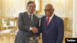 El presidente colombiano, Gustavo Petro, y el embajador de Venezuela en Colombia, Carlos Eduardo Martínez Mendoza, durante la ceremonia de entrega de credenciales. [Foto: Twitter canciller venezolano, Yvan Gil]