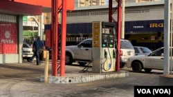 Varios vehículos hacen fila dentro y fuera de una estación de servicio del norte de Maracaibo, la mañana de este martes 18 de junio de 2024.