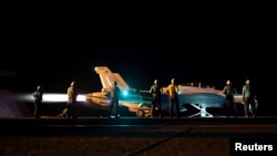 Arhiva - Borbeni avion američke mornarice poleće sa nosača aviona USS Dvajt D. Ajzenhauer, tokom udara na vojne ciljeve Huta u Jemenu, 3. februara 2024.