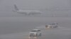 Se ve un avión en la pista de aterrizaje mientras cae una fuerte lluvia sobre el Aeropuerto Internacional de Fort Lauderdale-Hollywood el miércoles 12 de junio de 2024, en Fort Lauderdale, Florida. Muchos vuelos fueron cancelados o retrasados ​​debido al mal tiempo.