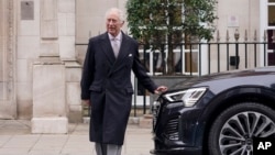 Raja Charles III pergi meninggalkan Klinik London di pusat Kota London, pada 29 Januari 2024. (Foto: AP/Alberto Pezzali)