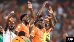 Jogadores da Costa do Marfim celebram durante o jogo das semi-finais no CAN 2023