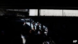 El entonces ministro de Justicia de Chile, Hernán Larraín, al centro, llega a la penitenciaria donde las enfermeras vacunarán a los presos, en Santiago de Chile, el 13 de marzo de 2020.