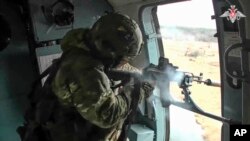 Відеокадр російського Міністерства оборони, 28 грудня 2023 року. Російський військовий в Україні стріляє з гелікоптера 