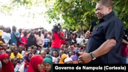 Presidente moçambicano Filipe Nyusi visita familiares das vítimas do naufrágio, no posto administrativo de Lunga.