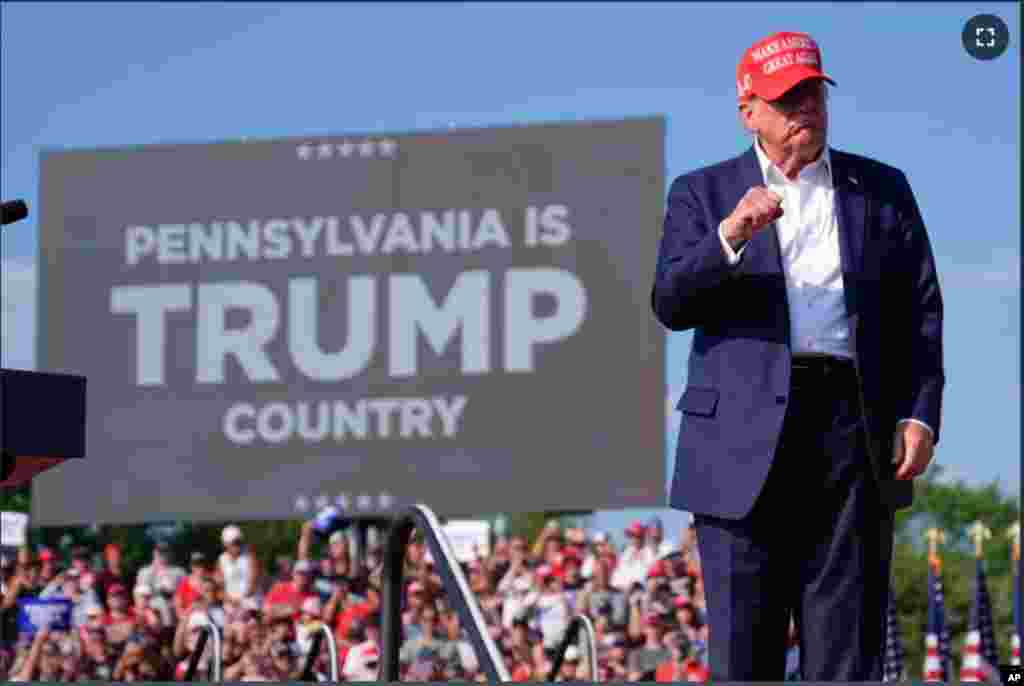 Tsohon shugaban kasar Amurka, Donald Trump, yayin da halaric taron yakin neman zabe a jihar Pennsylvania